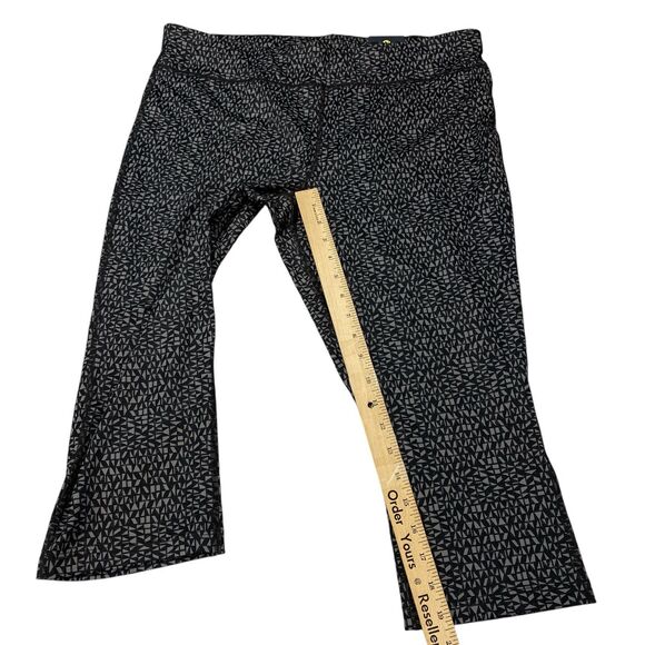 Xersion Women’s Activewear Performance Fit Capri Size XL Average MSRP: $44 - Picture 11 of 16